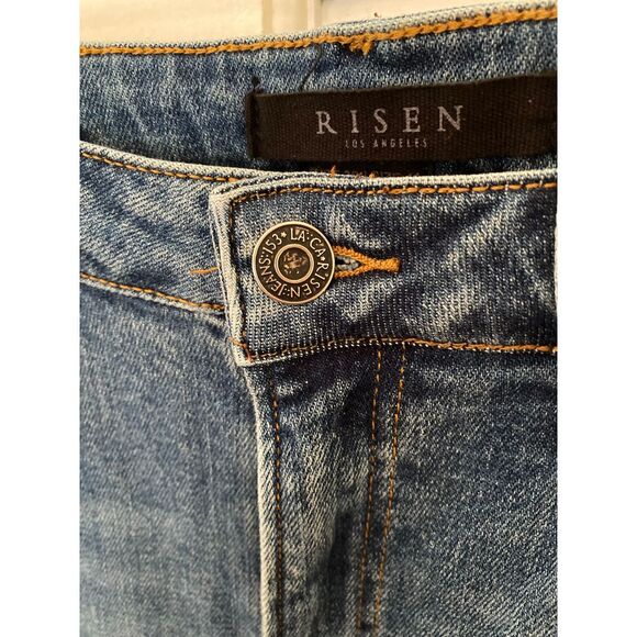 Risen High waist, distressed jeans with raw hem. Size 30 - Picture 5 of 9